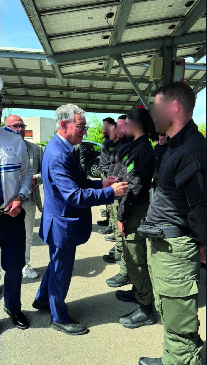 Remise officielle d'écussons aux agents du GSRI