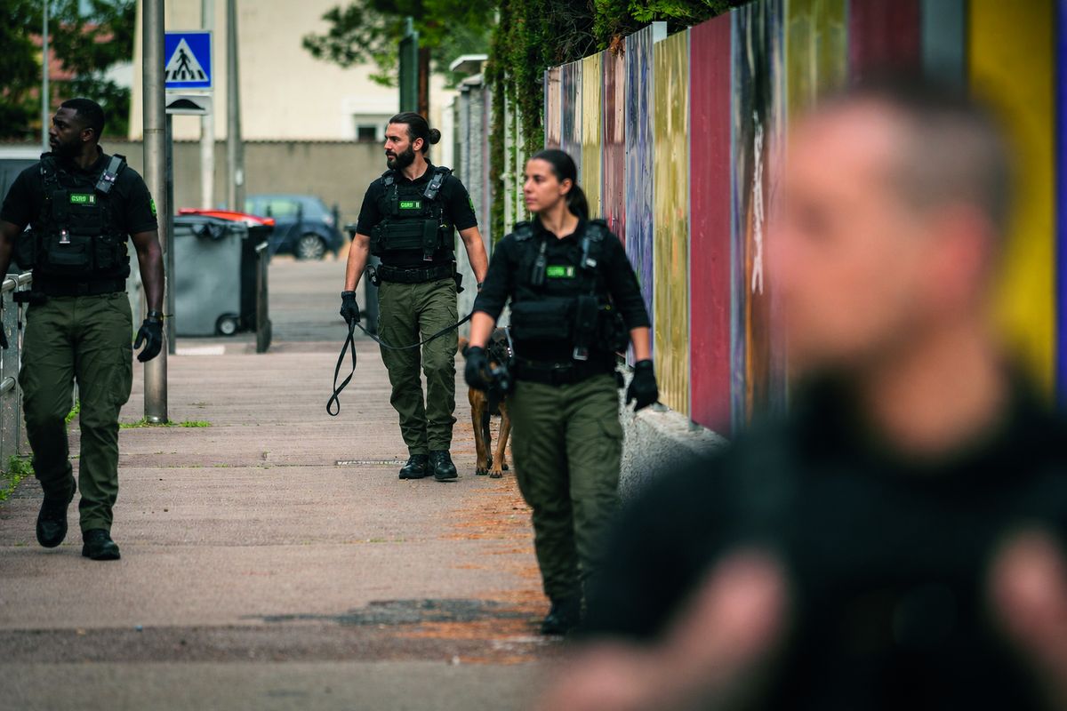 Agent GSRI échangeant avec une habitante